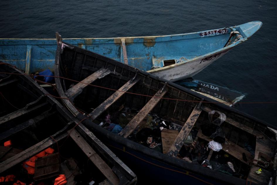 Al menos siete personas murieron y 38 fueron rescatadas de una embarcación que naufragó cerca de las Islas Canarias