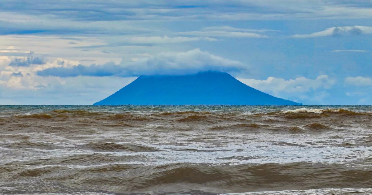 Brits warned to avoid all travel to parts of Indonesia after volcanic eruption